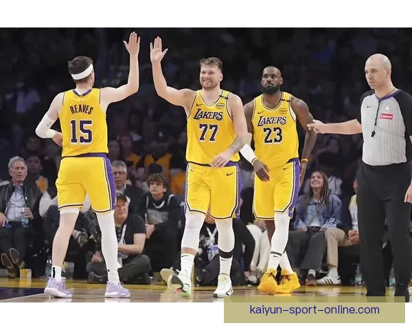 湖人首节崩盘惨输23分遭雷霆碾压里夫斯受伤离场引发担忧